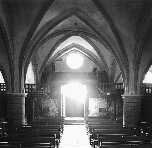 Vue intérieure du choeur vers la nef.