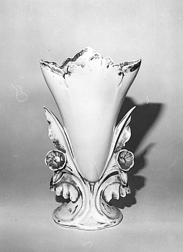 Vase à fleurs (vase cornet)