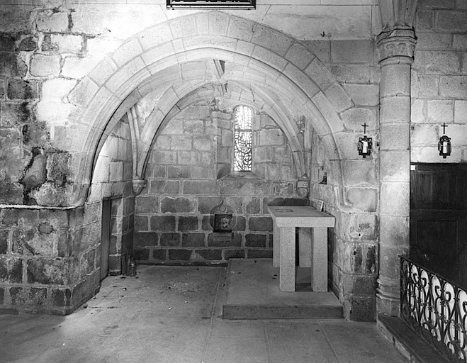 Vue de la chapelle latérale nord et pile d'entrée du choeur.