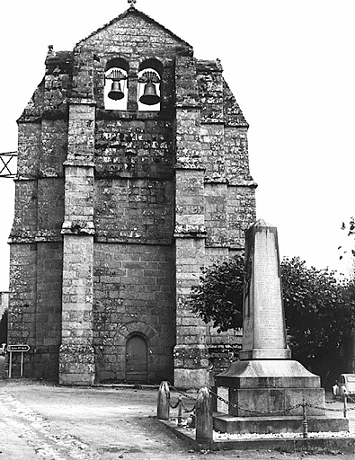 Vue du pignon ouest de l'église et du monument aux morts.