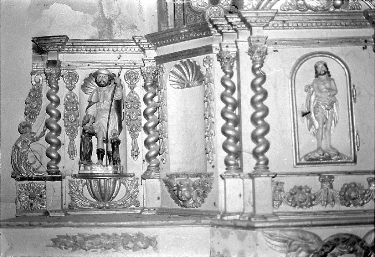 Détail de l'aile gauche du tabernacle avec la statuette de saint Roch.