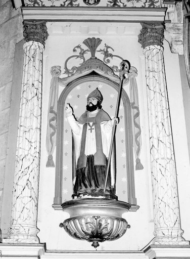 Vue de face de la statue de l'évêque située sur le côté nord du retable.