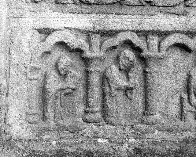 Détail des personnages sur la gauche du panneau de façade.