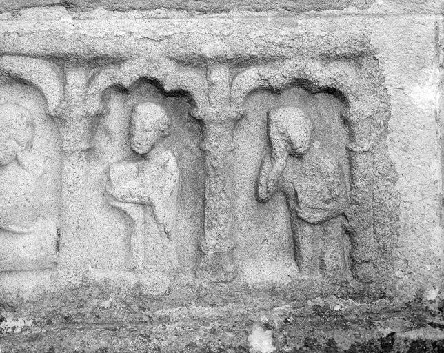 Détail des personnages sur la droite du panneau de façade.