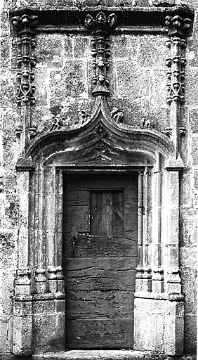 Vue d'ensemble de la porte ouest de la chapelle.