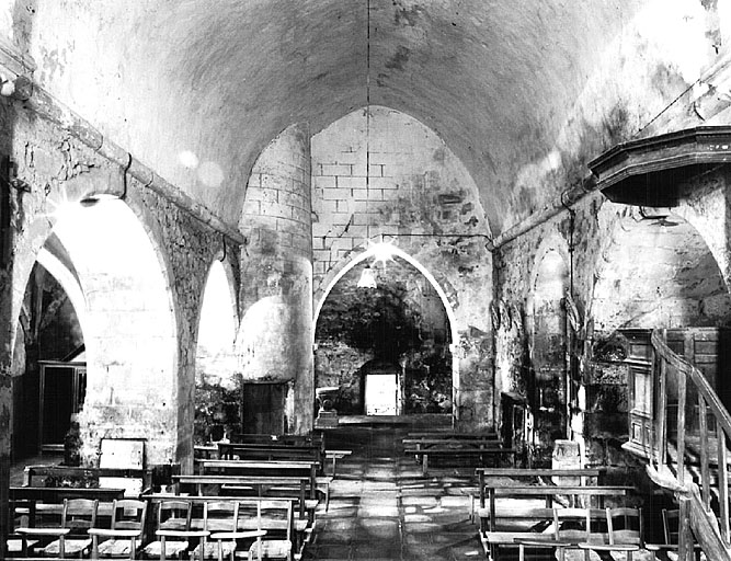 Vue intérieure de la nef depuis le choeur.