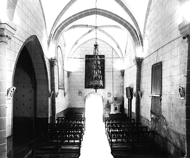 Vue intérieure de la nef depuis le choeur.