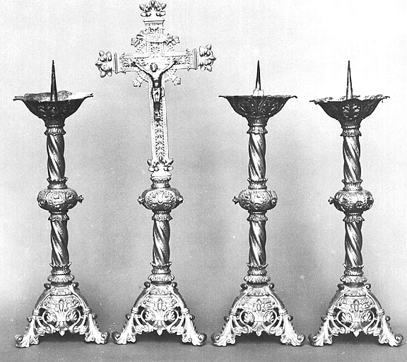 Croix et 3 chandeliers d'autel (garniture d'autel)