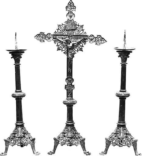 Croix et 6 chandeliers d'autel (garniture d'autel)