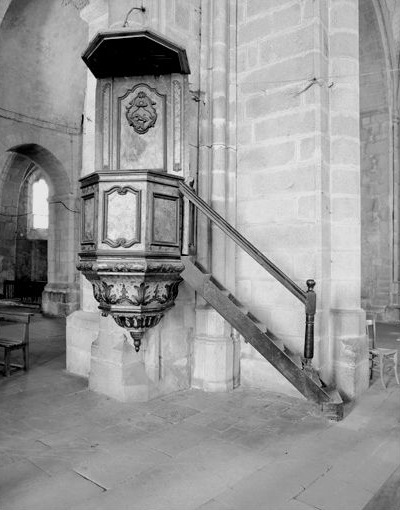 Vue d'ensemble de la chaire située à l'entrée du choeur.