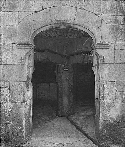 Ecurie voûtée. Vue rapprochée de la porte d'entrée et distribution intérieure.
