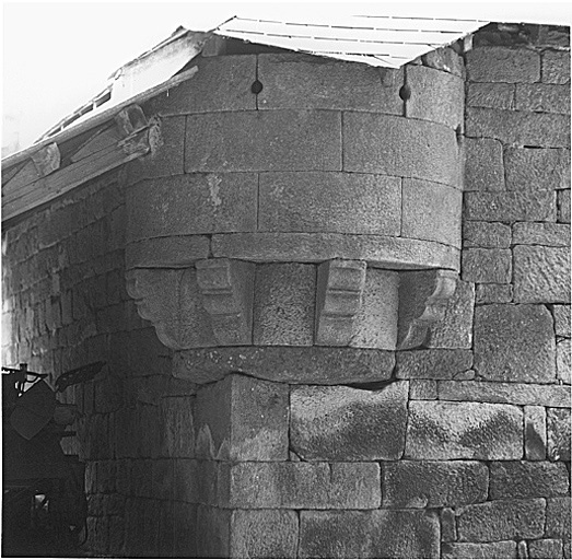 Ecurie. Vestige d'ouvrage défensif sur l'angle.