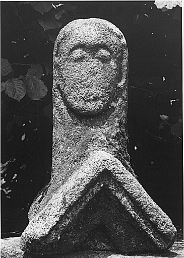 Pierre de faîtage. Vestige du château disparu.