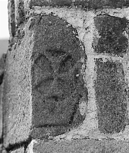 Croix maltaise sur une pile du portail.