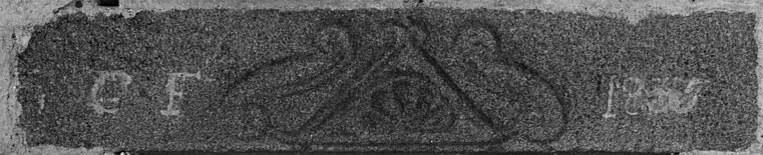 Linteau début 17e siècle, avec date de son remploi, sur dépendances.