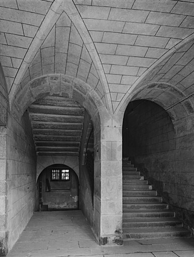 Rez-de-chaussée : départ de la cage d'escalier.