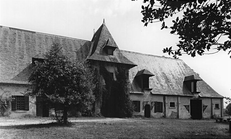 Dépendances et portail d'entrée.