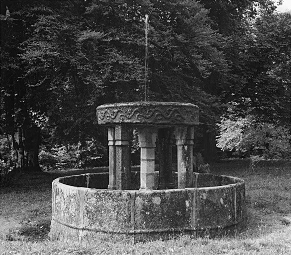 Bassin : la vasque supérieure provient du château de Firmigier, commune de l'Eglise-aux-Bois.