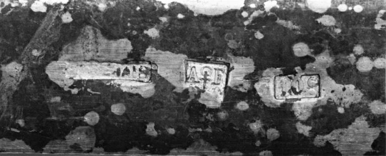Détail des inscriptions sur le pied.