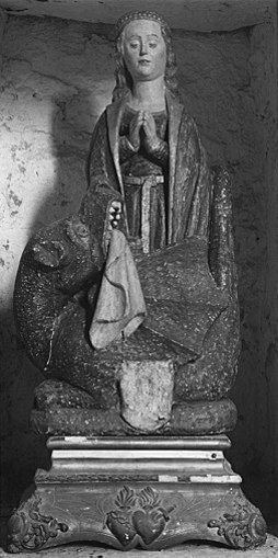 Statue posée sur un thabor. Face.