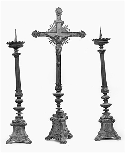 Croix et 2 chandeliers d'autel (garniture d'autel)