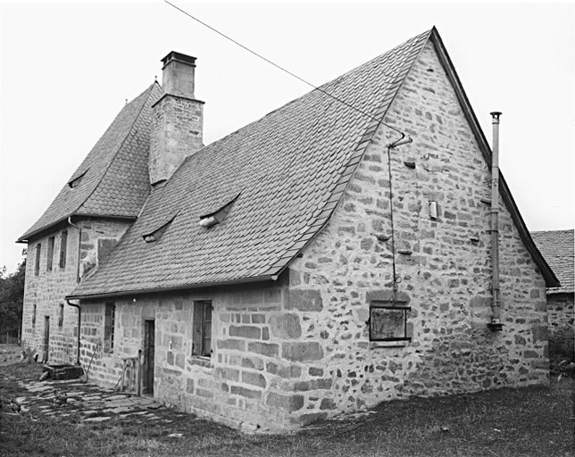 Deux logis.