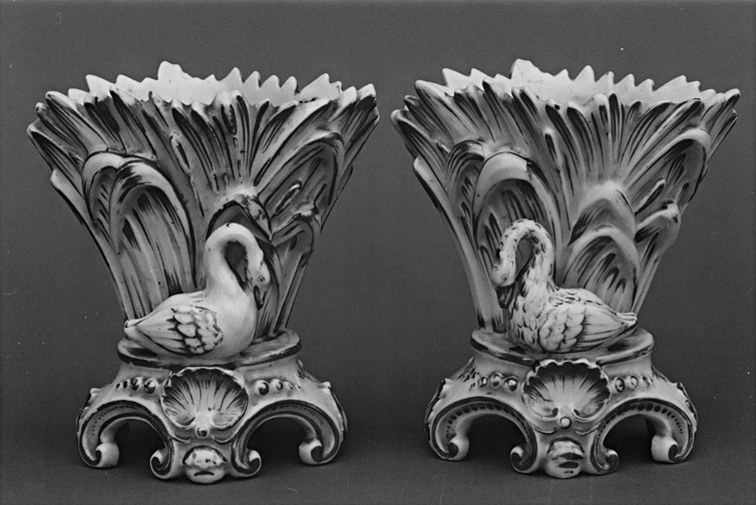 2 vases à fleurs (vases cornets)