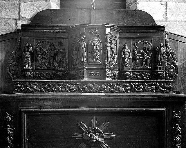 Vue d'ensemble avec les quatre statuettes du tabernacle.