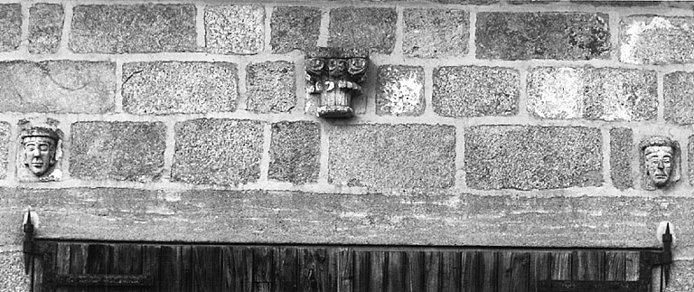 Chapiteaux et culots provenant de Charrières, réutilisés sur un bâtiment à la Faurie, vue d'ensemble.