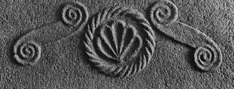 Linteau de cheminée décoré.