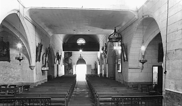 Vue intérieure du choeur vers la nef.