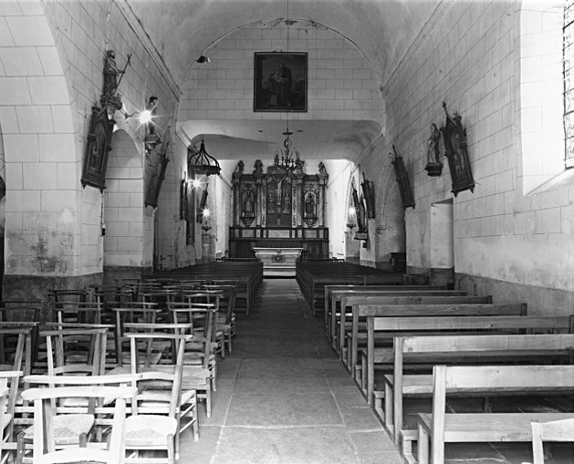 Vue intérieure du bas de la nef vers le choeur.