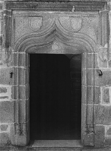 Porte de la tour d'escalier.