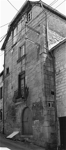 Façade sur rue de la Garde.