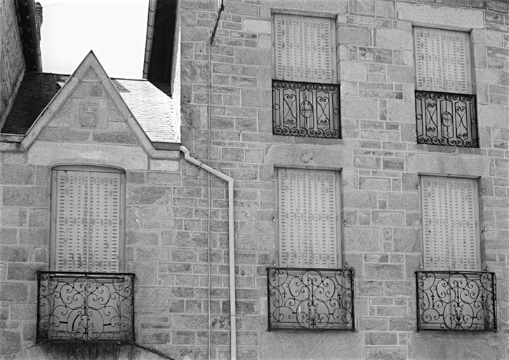 Grilles de balcon datées 1789 sur la façade principale.