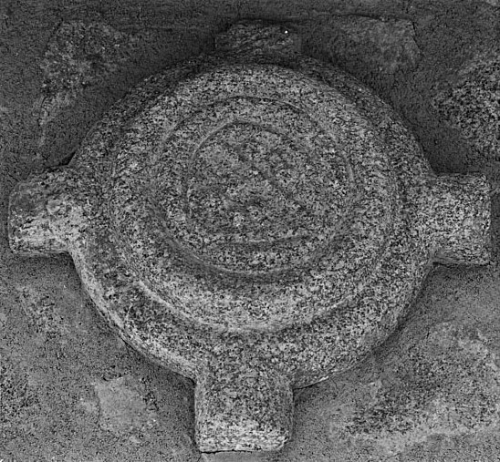 Clef de voûte provenant de la chapelle, remployée sur la parcelle 195.