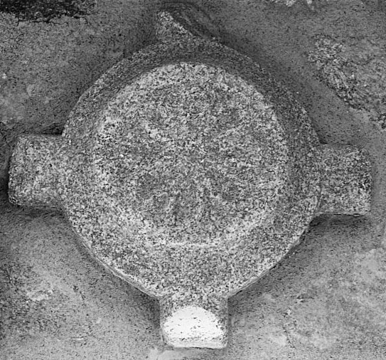 Clef de voûte provenant de la chapelle, remployée sur la parcelle 195.