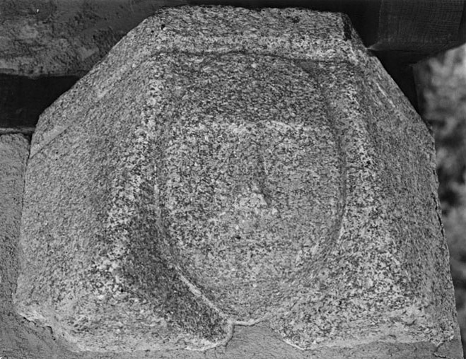 Culot sculpté de la chapelle, remployé sur la parcelle 195.