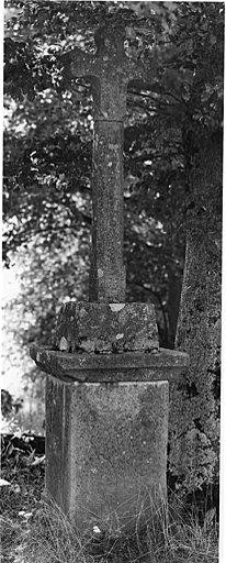 Croix datée 1886.