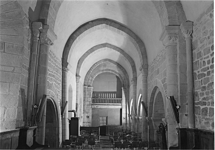 Vue intérieure du choeur vers la nef.