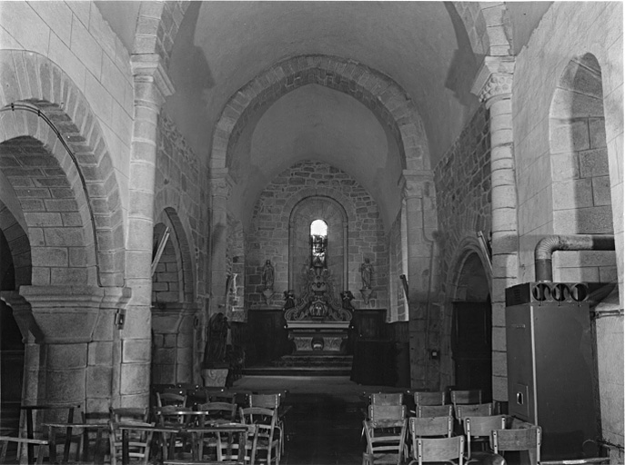 Vue intérieure de la nef vers le choeur.