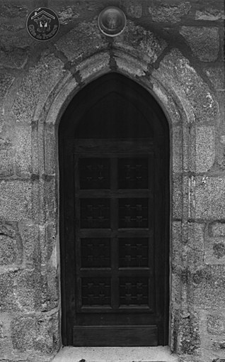 Porte de l'ancienne chapelle.