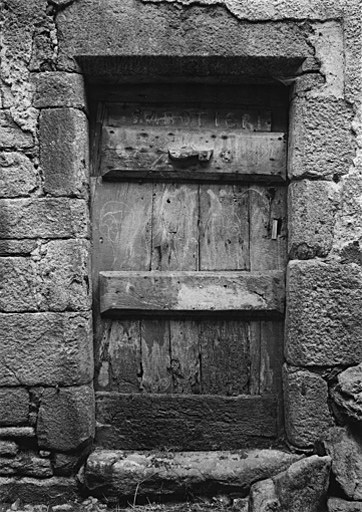 Enseigne de sabotier : décor de la porte donnant sur la venelle.