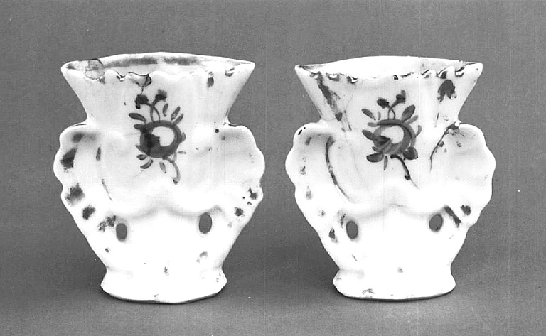 2 vases à fleurs (vases cornets)