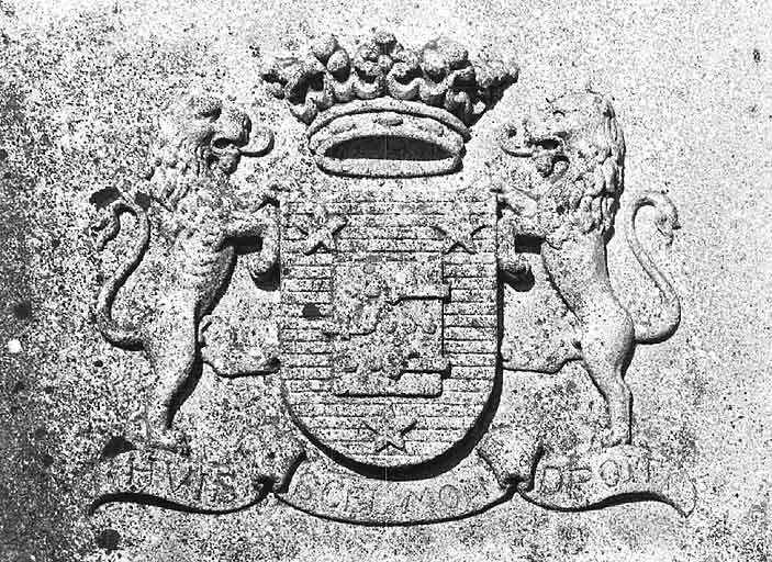 Tombeau des seigneurs du Bost. Détail : blason.