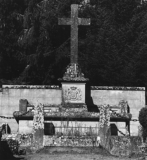 Tombeau des seigneurs du Bost. Vue générale.