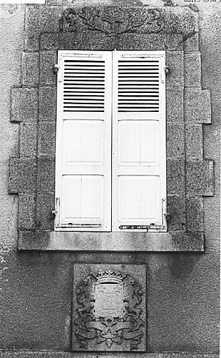 Elévation antérieure : détail du blason.