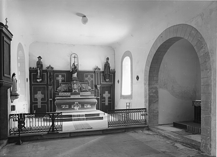 Intérieur, choeur et chapelle latérale sud.