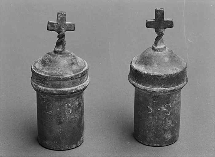 Ampoule à saint chrême et ampoule à huile des catéchumènes