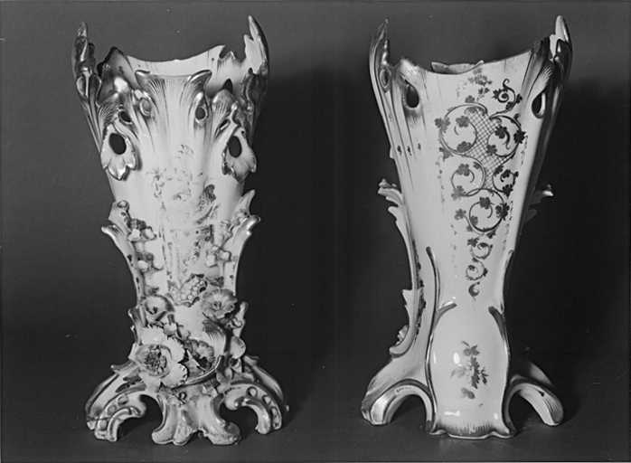 2 vases à fleurs (vases cornets)